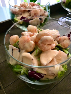 Una foto de Ensalada de pulpo y gambas con salsa tártara