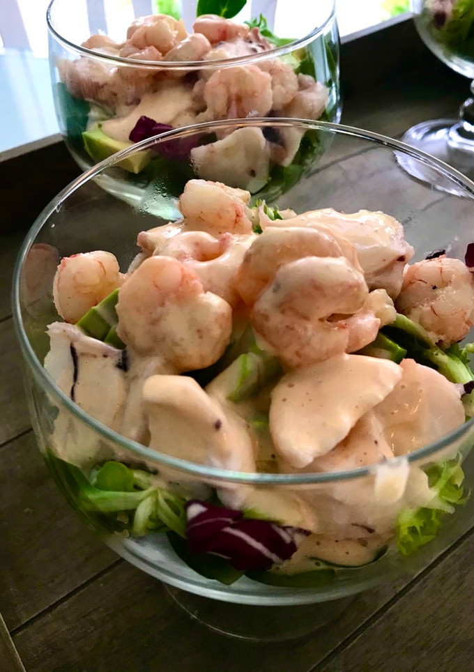 Una foto de Ensalada de pulpo y gambas con salsa tártara