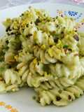 Fusilli con crema di cavolfiore, pesto e granella di pistacchio