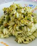 Fusilli con crema di cavolfiore, pesto e granella di pistacchio