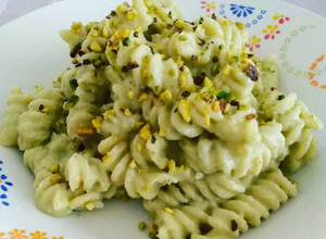 Foto di Fusilli con crema di cavolfiore, pesto e granella di pistacchio