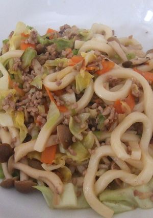 A picture of Yaki Udon with Lots of Vegetables.