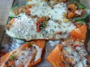 Una foto de zucchini relleno queso
