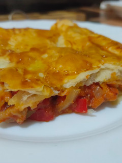 Una foto de Empanada de carne con verduras y salsa de tomate casera