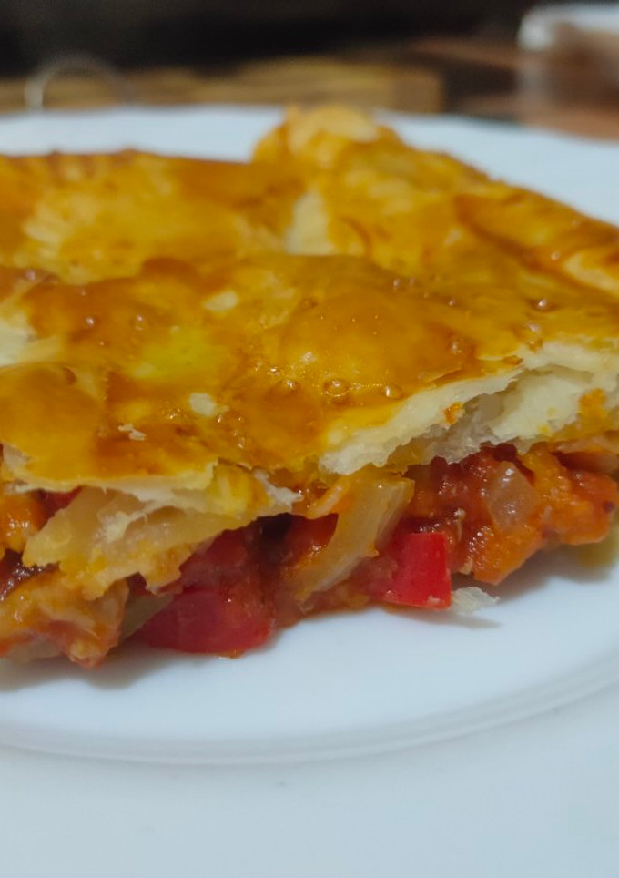 Una foto de Empanada de carne con verduras y salsa de tomate casera