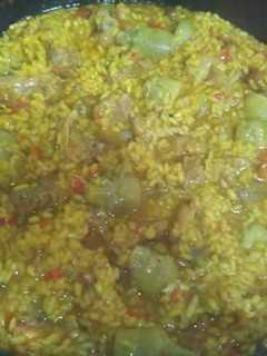Una foto de Arroz con costillas y alcachofas