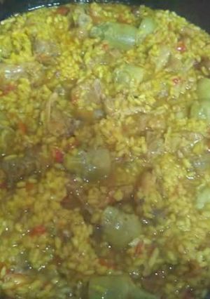 Una foto de Arroz con costillas y alcachofas