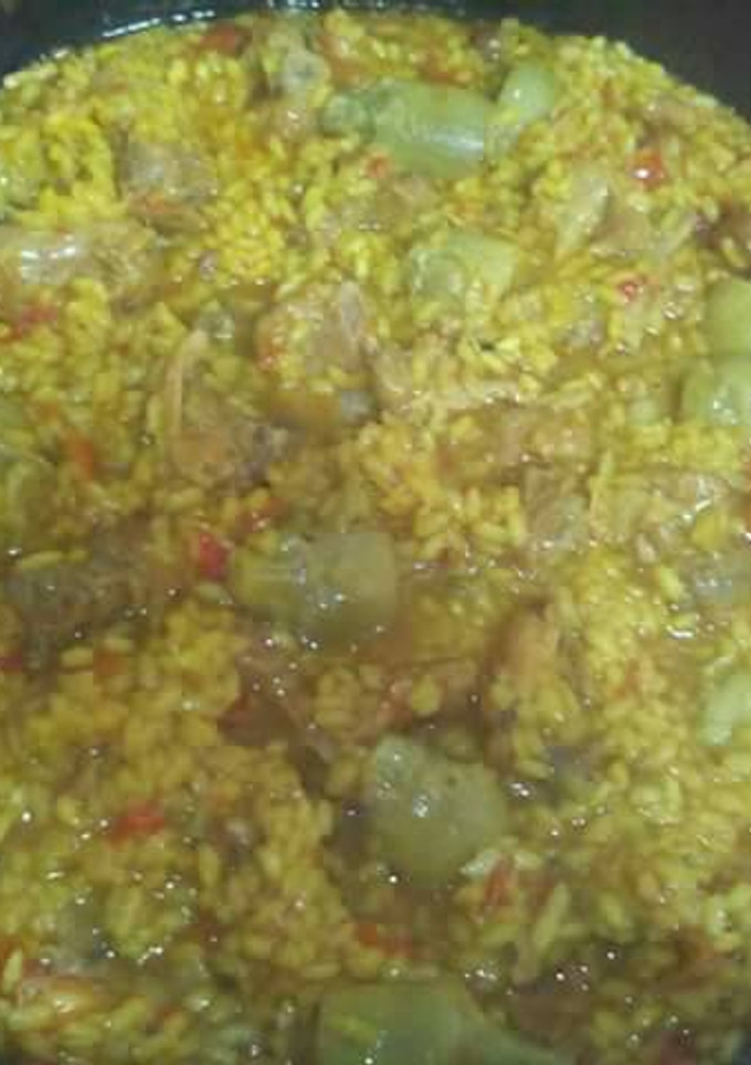 Una foto de Arroz con costillas y alcachofas