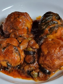 Una foto de Albóndigas de atún en salsa napolitana