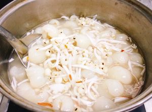 Hình của món Ý dĩ,long nhãn nấu nước dừa.
