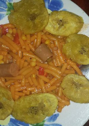 Una foto de Macarrones con queso y salchicha