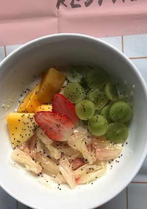 Hình của món Eat clean: Yến mạch sữa chua hoa quả.