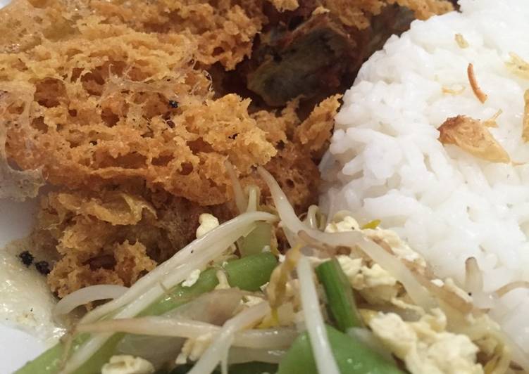 Bagaimana Menyiapkan Ayam goreng kremes ala Suharti, Bisa Manjain Lidah