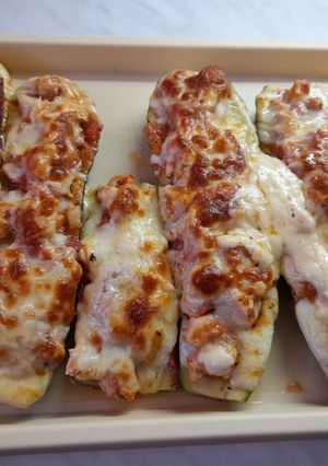 Töltött cukkini paradicsomos csirkemellel recept fotója