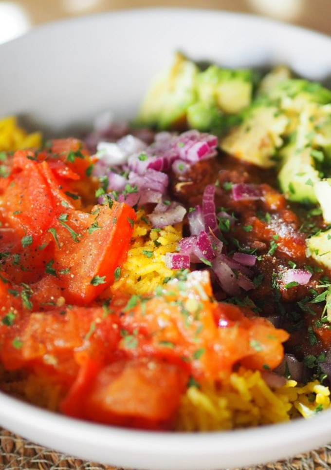 Una foto de Chili con carne y arroz 🥑🍅🧅