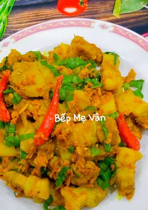 Hình của món Thịt ba chỉ kho củ nghệ và lá nghệ.