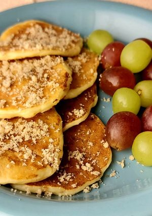 O poză a rețetei Mini pancakes cu pere și brânză.
