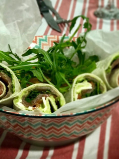 Una foto de Wraps de salmón, guacamole y rucula
