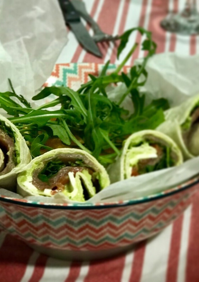 Una foto de Wraps de salmón, guacamole y rucula