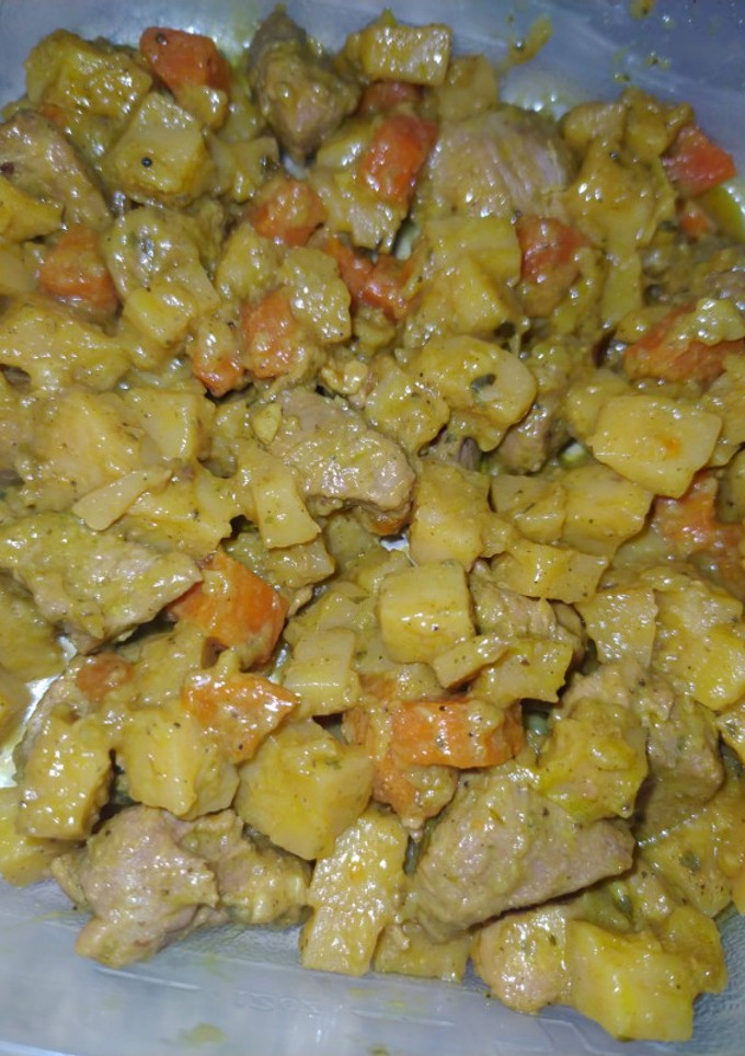 Una foto de Pavo a la pimienta con patata y zanahoria