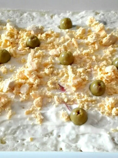 Una foto de Ensaladilla de merluza y gambas
