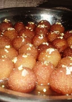 A picture of Gulab jaman.