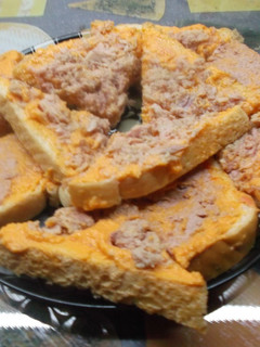 Una foto de Triangulos de pan de molde con atún y foiegras