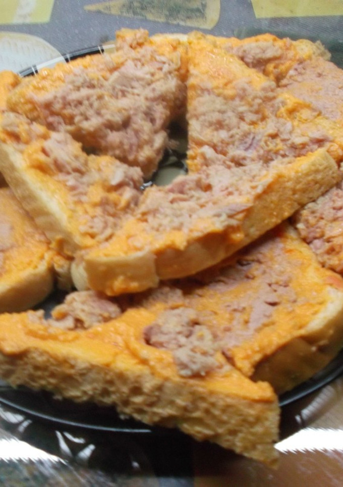 Una foto de Triangulos de pan de molde con atún y foiegras
