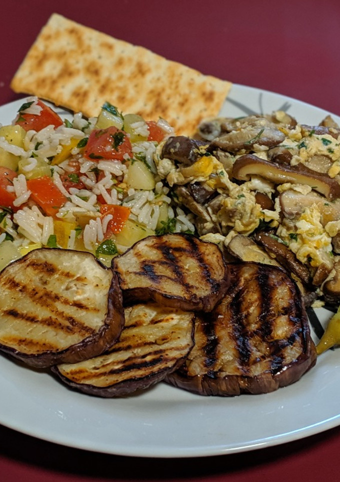 Una foto de Aprovechando restos: Combinado vegetal con revuelto de shiitake
