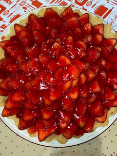 Una foto de Tarta con crema pastelera y frutillas🍓