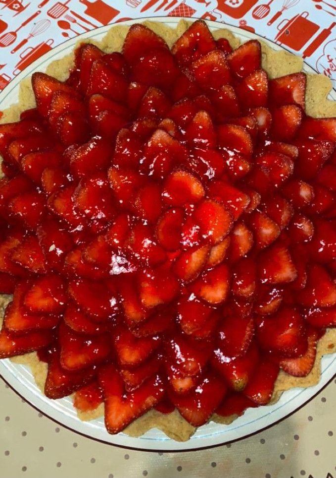 Una foto de Tarta con crema pastelera y frutillas🍓