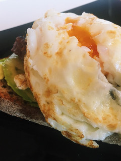 Una foto de Tosta con aguacate, huevo y hamburguesa