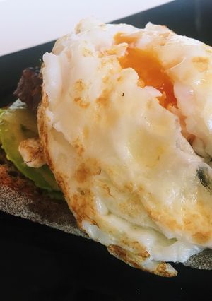 Una foto de Tosta con aguacate, huevo y hamburguesa