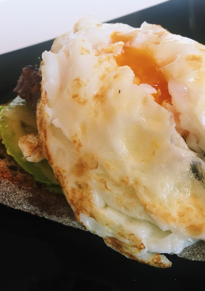 Una foto de Tosta con aguacate, huevo y hamburguesa