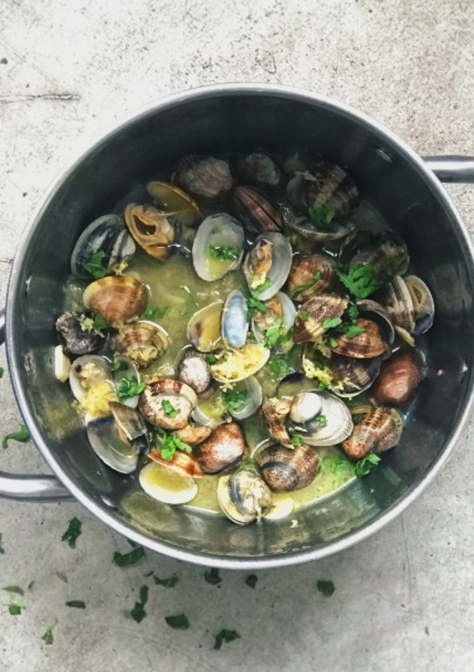 Una foto de Almejas con limón. Receta fácil en 10 minutos