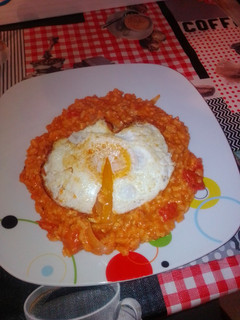 Una foto de Arroz en salsa de tomate y sobrasada