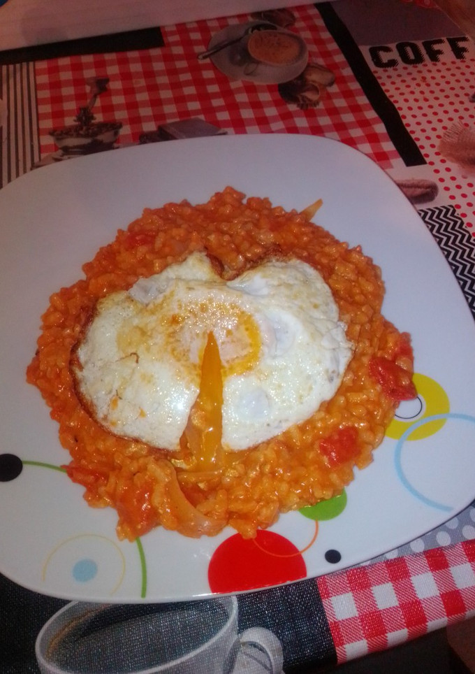 Una foto de Arroz en salsa de tomate y sobrasada