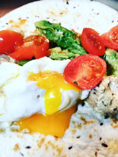 Una foto de Tortilla wrap con pollo, aguacate, cherries y huevo
