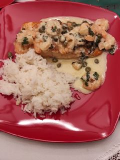 Una foto de Salmón con salsa de camarones y alcaparras