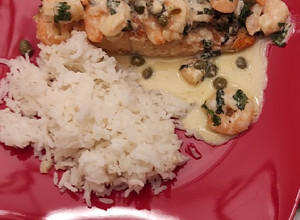 Una foto de Salmón con salsa de camarones y alcaparras