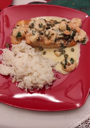 Una foto de Salmón con salsa de camarones y alcaparras