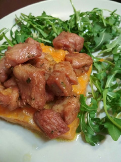 Una foto de Pavo en adobo con puré de boniato y rúcula
