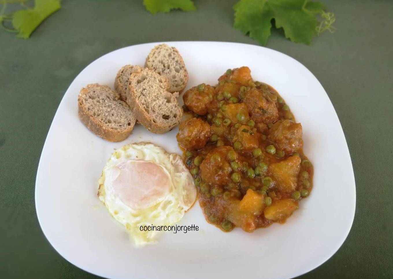 Albóndigas de ternera en salsa con guisantes