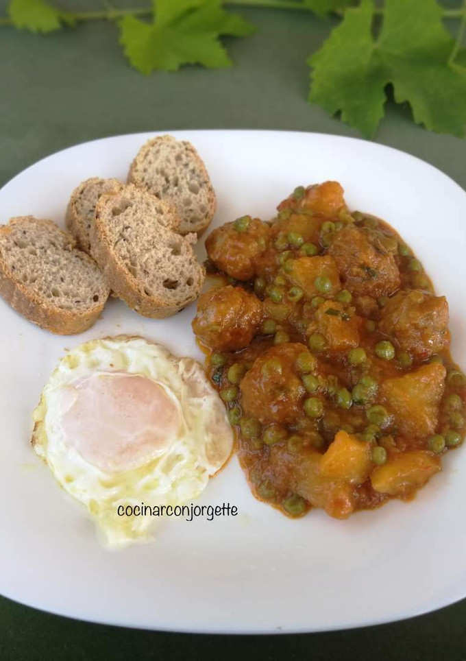 Una foto de Albóndigas de ternera en salsa con guisantes