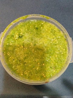 Una foto de Salsa de tomate verde cruda. ॐ