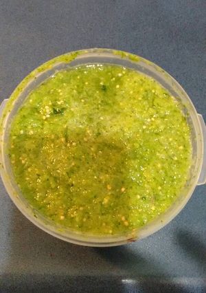 Una foto de Salsa de tomate verde cruda. ॐ