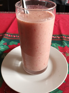 Una foto de Licuado de frutas ideal para el desayuno!!!