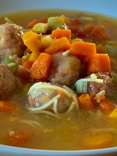 Una foto de Sopa de verduras con albóndigas