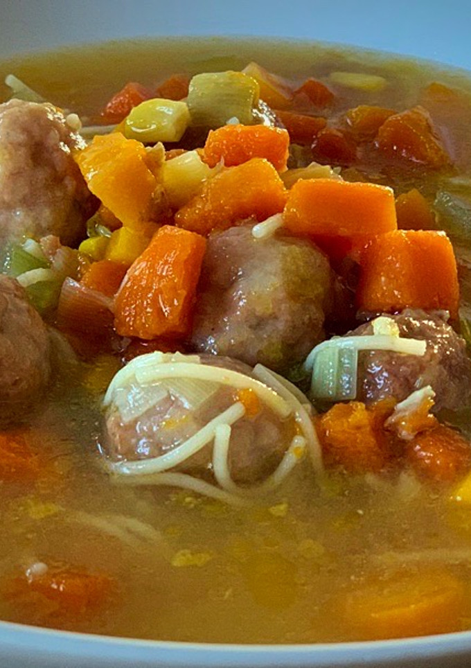 Una foto de Sopa de verduras con albóndigas