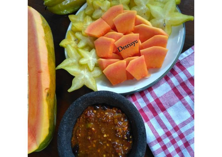 Rujak Buah Belimbing dan Pepaya Gumading